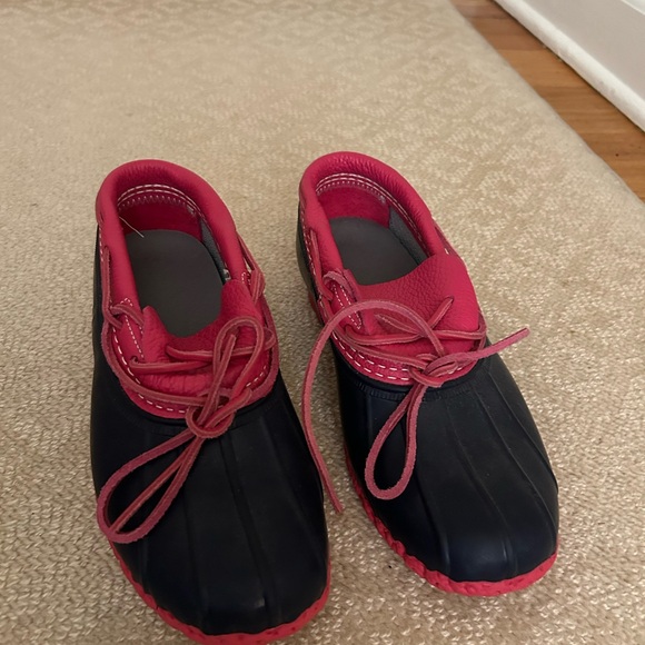 LL Bean rubber moc, magenta and navy. size 7 - Picture 2 of 3